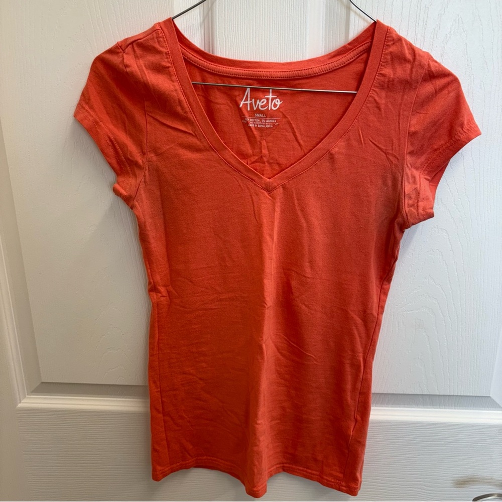 Veto Women's Bright Peach V-Neck Tee size small